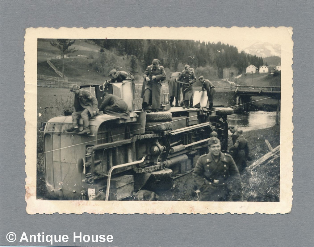 Foto WK II Wehrmacht umgestürzter LKW Luftwaffe 