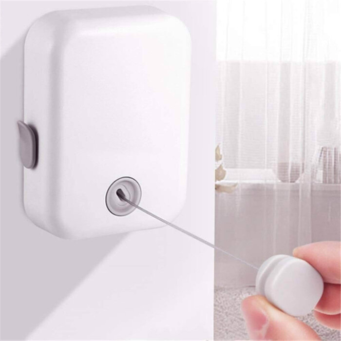 Detalle del mecanismo y la cuerda del tendedero retráctil.