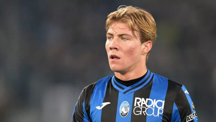 Rasmus Højlund playing in a Serie A game