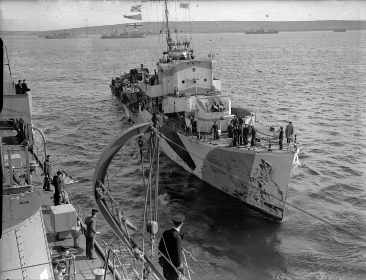 https://i.postimg.cc/tTSsLpT9/HMS-Badsworth-podhodit-k-plavbaze-Tyne-sentabr'-1941.jpg