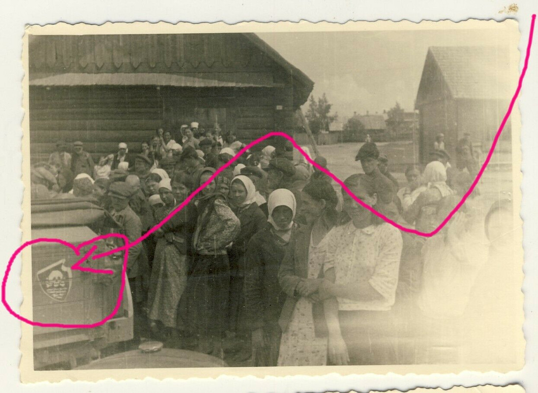 Foto 2.WK 18.Panzer Division LKW KFZ mit Wappen & Bevölkerung Bauern Ostfront