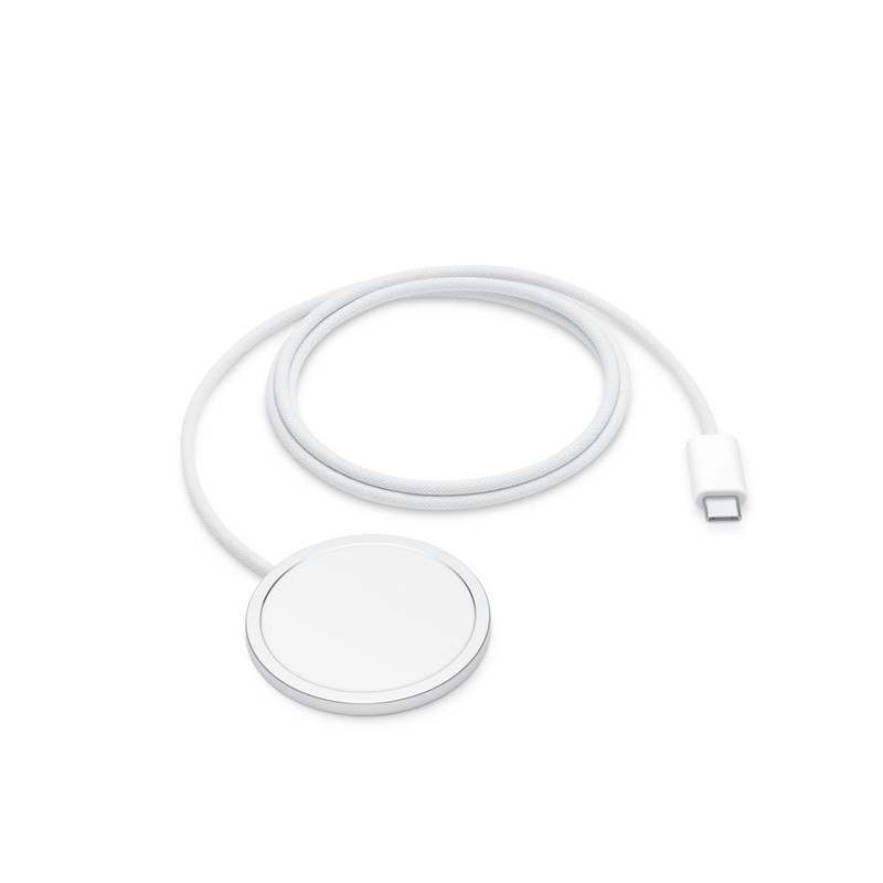 Cargador MagSafe acoplándose magnéticamente a la parte trasera de un iPhone.