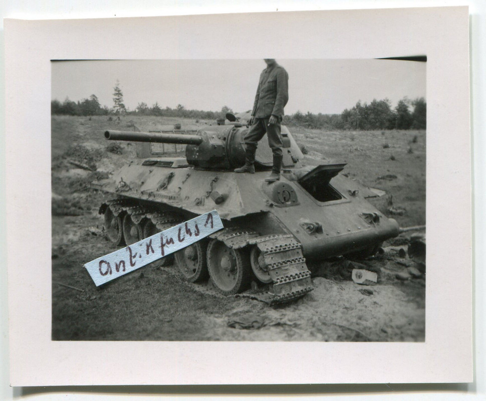 verlassener T-34 Panzer aus Rußland auf Schlachtfeld im 2.WK