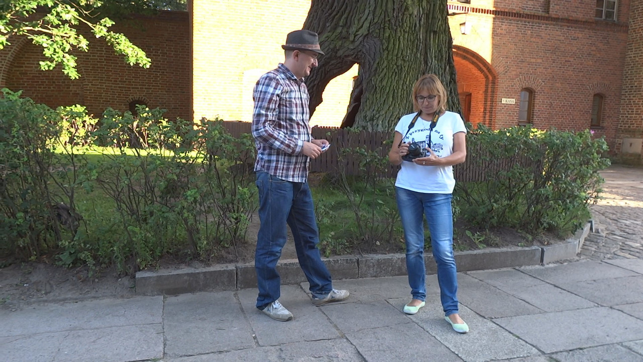 33.06 - Scenku na katedralnym dziedzińcu_000473