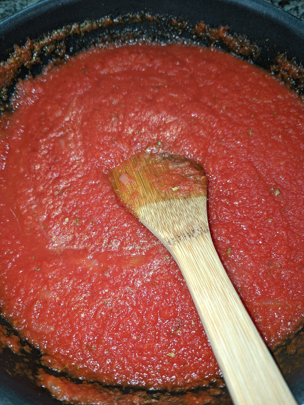 Espaguettis con tomate.