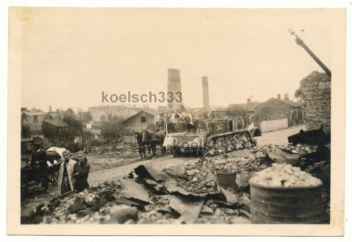 Foto Panzer Halbketten Wrack Häuser Ruinen Polen 1939 AR 80 Pole