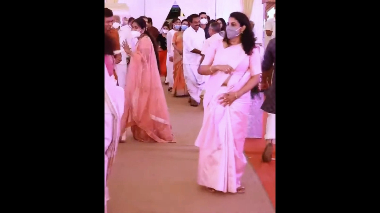 Malayali lady casually show open navel in pink saree mp4 snapshot 00 00 366