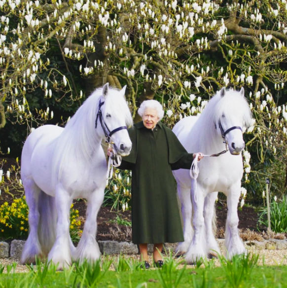 La Reina Isabel II festeja su cumpleaños 96 con una foto inédita