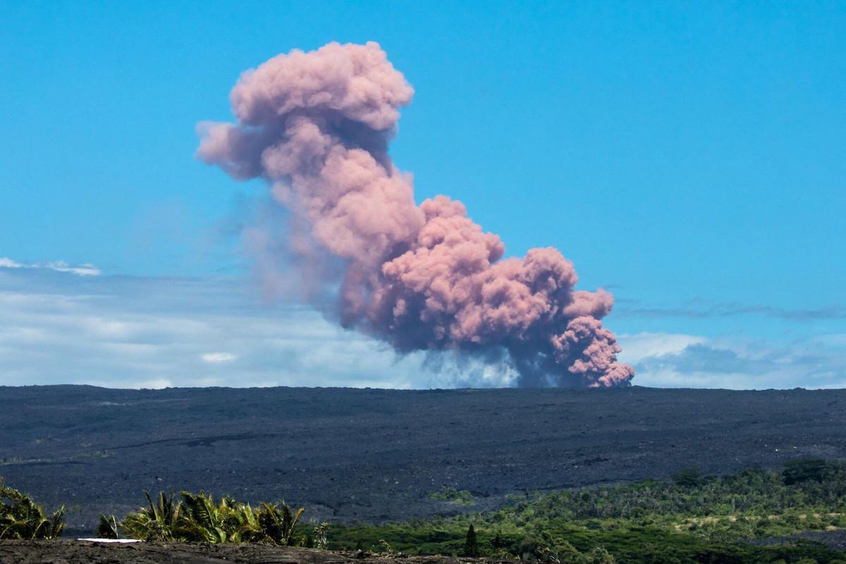 2018-05-04T043746Z_49771111_RC17D4FD7710_RTRMADP_3_HAWAII-VOLCAN