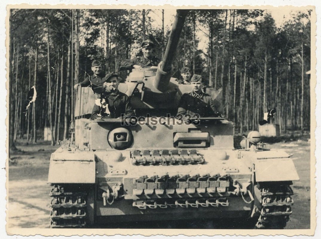 Foto Panzermänner auf einem Panzer IV mit Turmschürze Zusatzpanzerung ... ! (2)