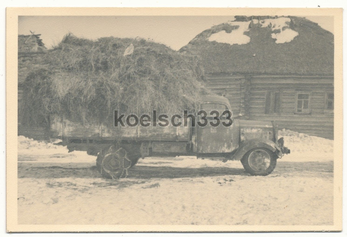 Foto LKW der Wehrmacht mit Stroh beladen für Bau
