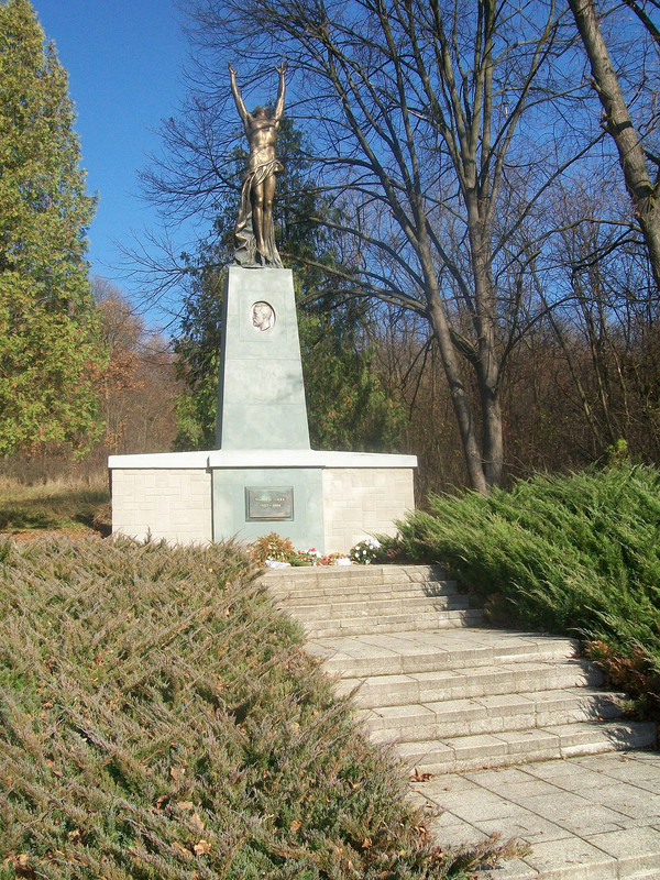Doln-Strehov-hrobka-s-pomn-kom-Imre-Mad-ch