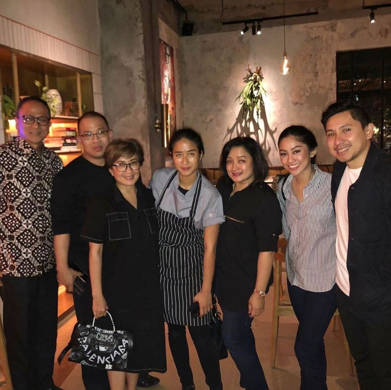 7 Potret kedekatan Chef Renatta dan sang ibunda, kompak bak kakak adik