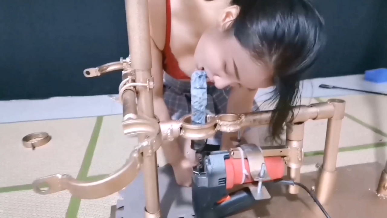 飞天原创 小丽禁锢在最残酷的倒仰式k9拘束架上.mp4_20211212_130311.223