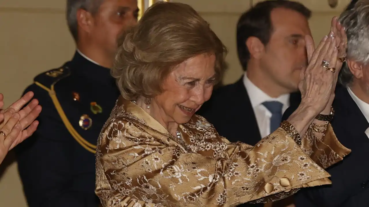 la reina sofia devuelve el aplauso con que la reciben en el palacio real b9ecd25a 251103232814 1280x