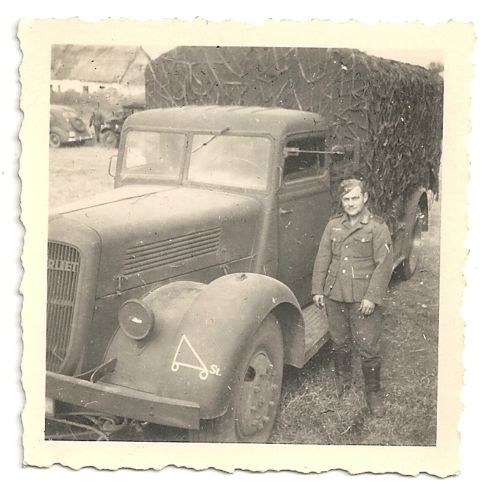 Orig.Foto Gefreiter Wehrmacht LKW mit Tarnnetz ü