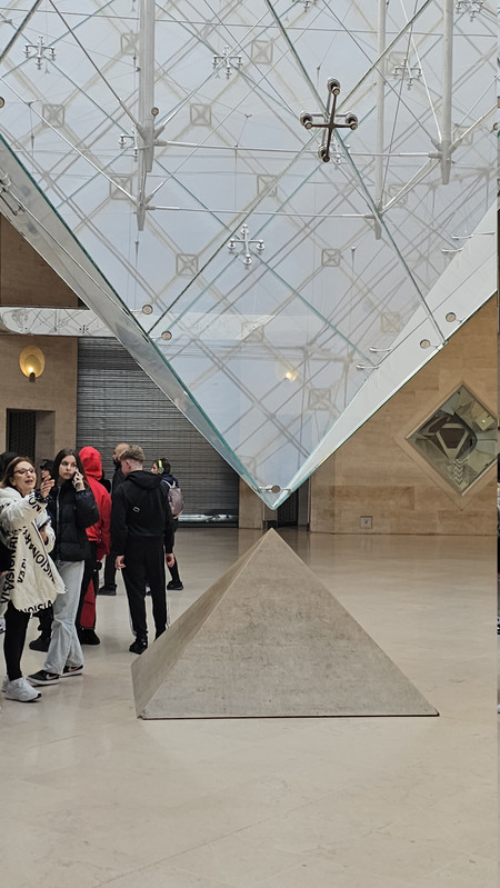 金字塔下面是另外一座金字塔