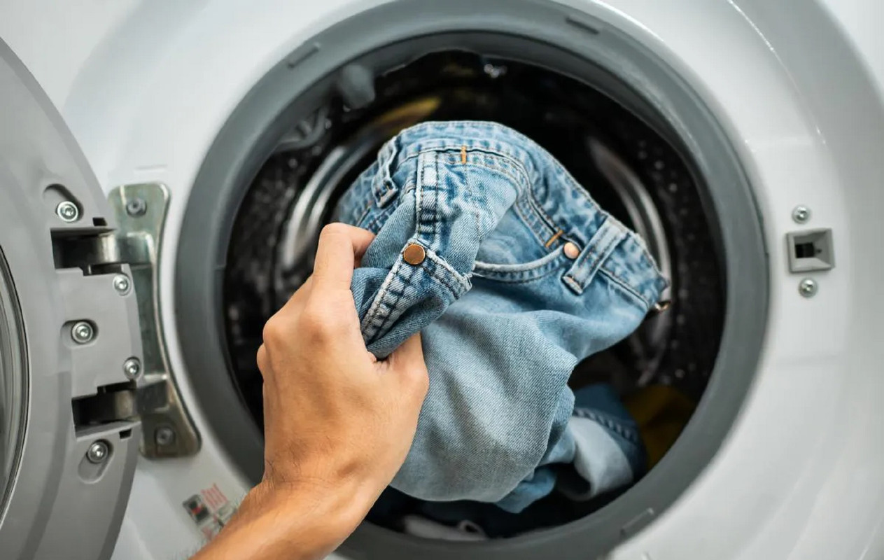 ¿Por qué se pone la ropa al revés para lavar?