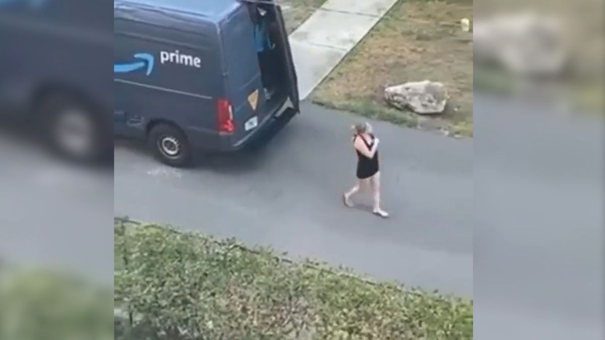 TikTok exhibe a repartidor de Amazon cuando una mujer sale de su vehículo