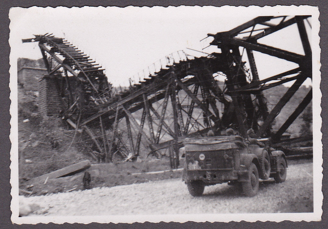 Foto 2.WK.Kameraden mit Jeep vor zerstörter Brüc