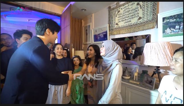 Siwon menyalami Nisya saat berkunjung di rumah Raffi Ahmad