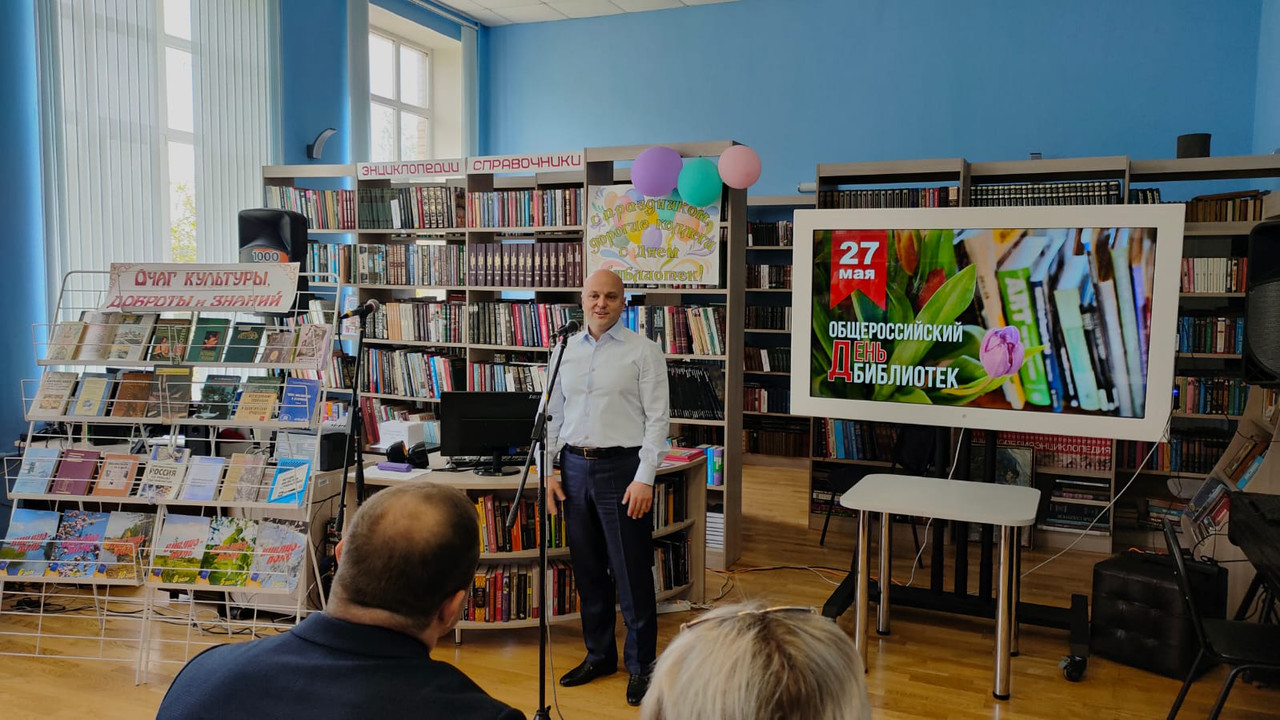 Глава поздравляет