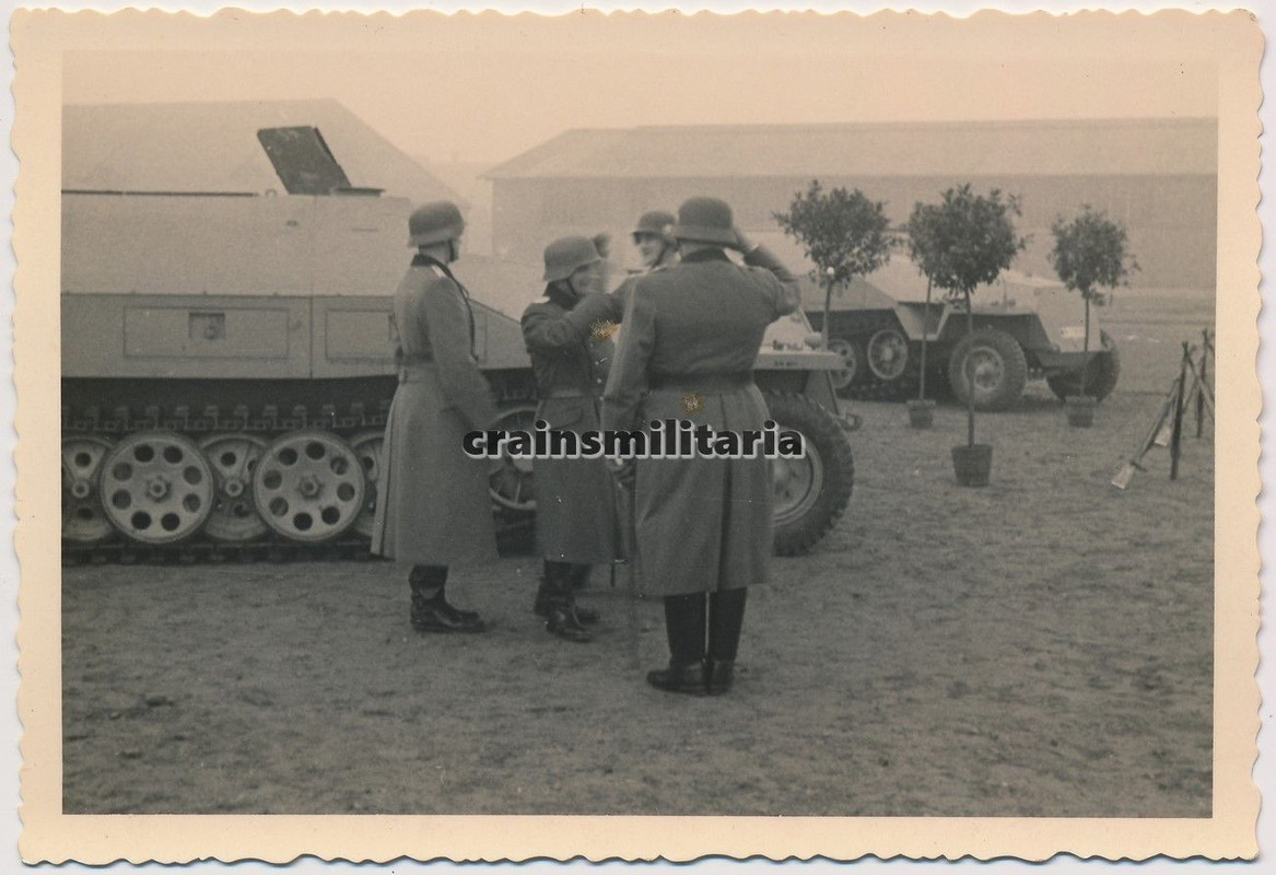 Orig. Foto Offiziere b. Panzerspähwagen SdKfz 25