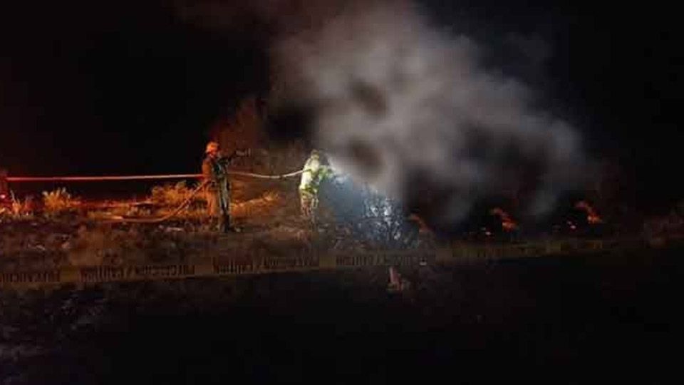 Localizan dos cadáveres masculino dentro de un automóvil; estaban calcinados