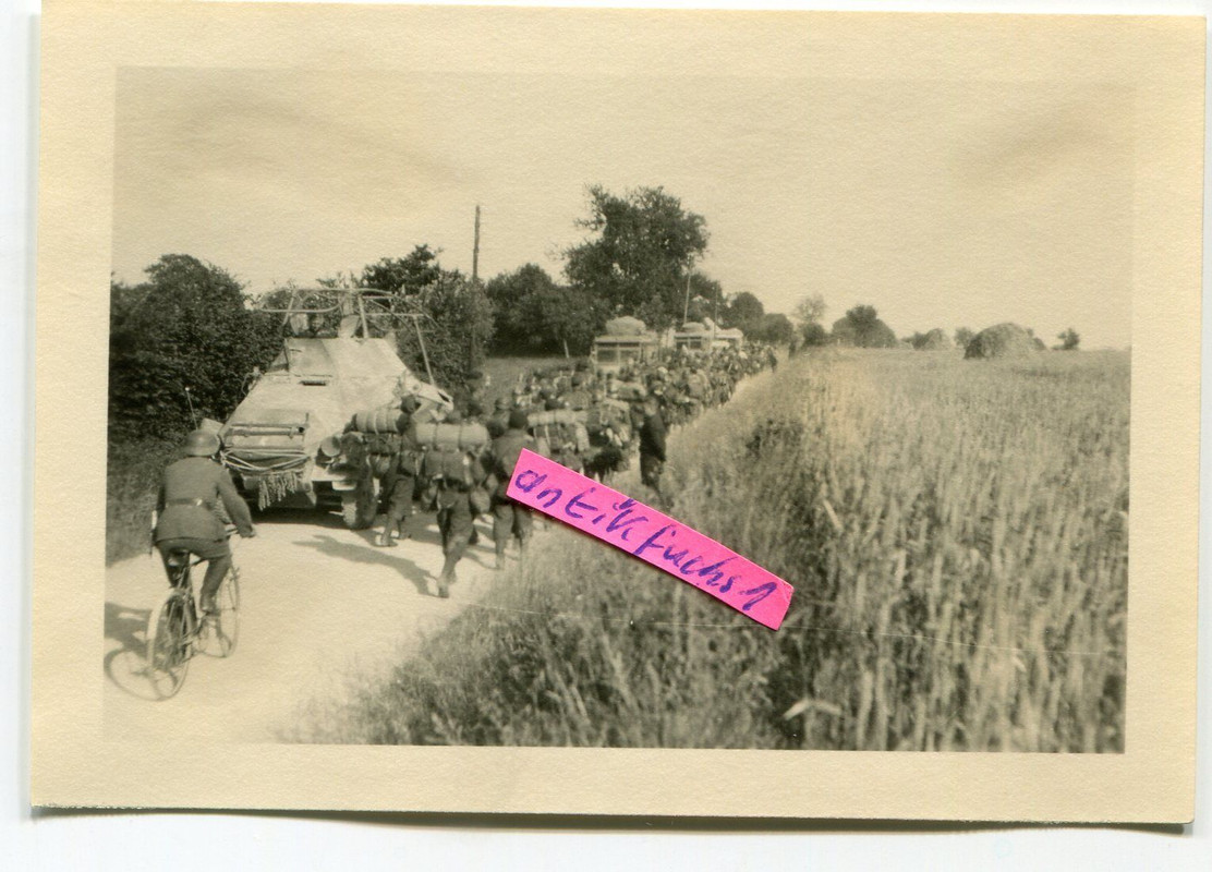 8 Rad Funk-Schützen-Panzer SPW neben Soldaten au