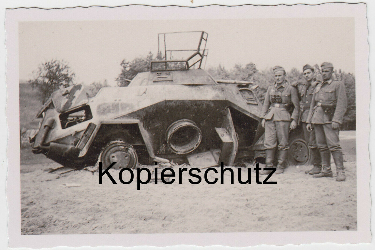Wehrmacht Soldaten und zerstörter Panzerspähwagen Wrack