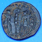 AE4 de Constantino II. GLOR-IA EXERC-ITVS. Un estandarte entre dos soldados. Lugdunum. IMG-20231123-174744