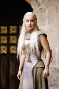 emilia-clarke-game-of-thrones-13