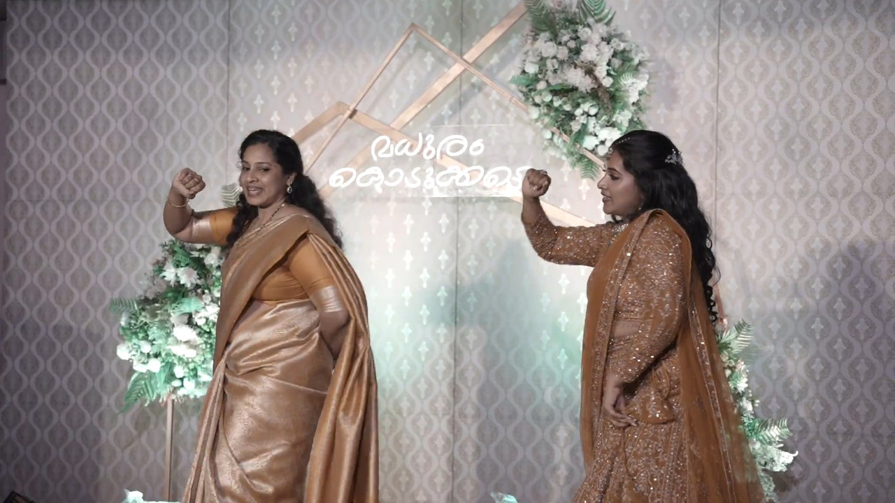 Malayal iflesh yaunty sexy tummy and navel slip in golden saree mkv snapshot 01 12 425