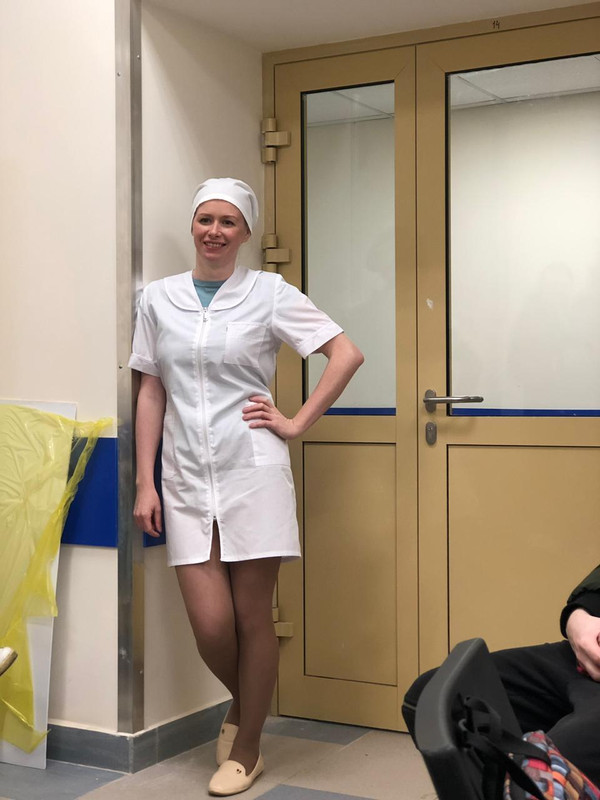 Медсестры дрочат послушным пациенткам