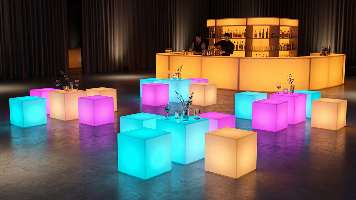 Композиция из светящихся LED-кубов разного цвета в лаунж-зоне