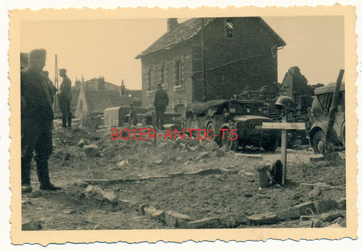 FOTO 2 WK PANZER SPÄHEINHEIT KFZ HELDENGRAB