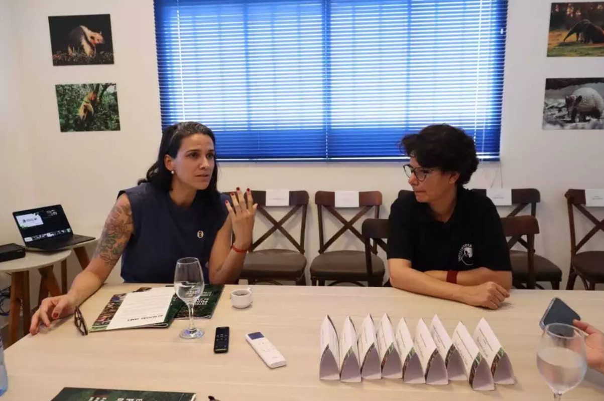 Luciana Leite, da Environmental Justice Foundation e Flávia Miranda, do Instituto Tamanduá. (Foto: Osmar Veiga)