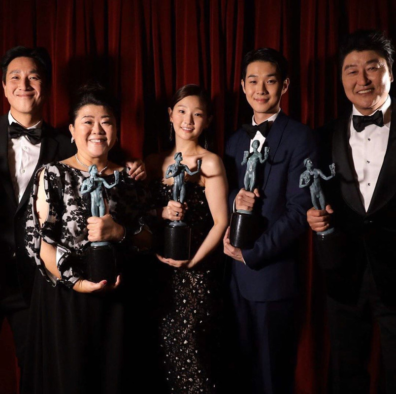 Choi Woo Shik (nomor dua dari kanan)