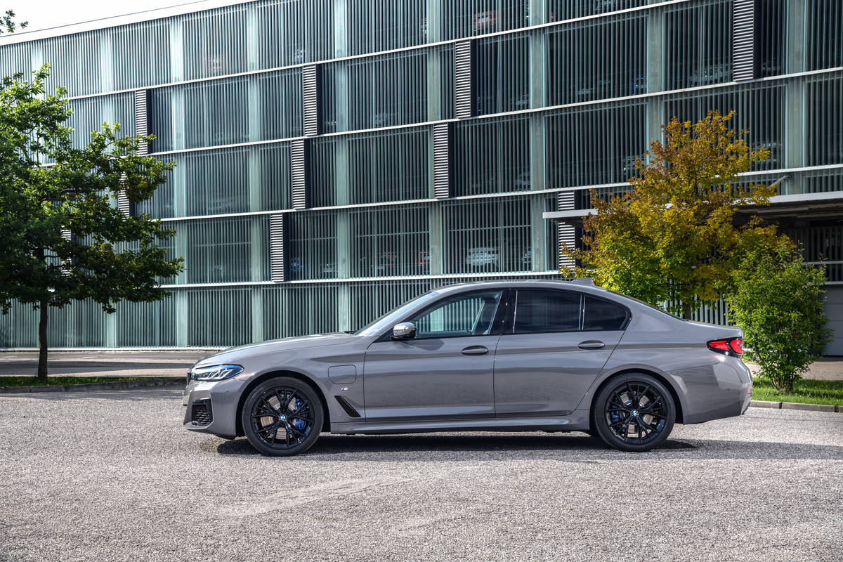 P90395442_highRes_the-new-bmw-545e-xdr