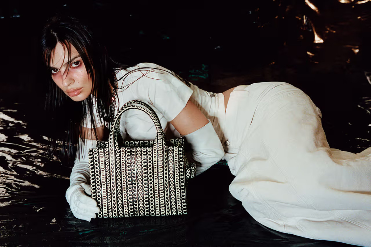 Emily Ratajkowski volto della campagna Marc Jacobs Monogram Emily Ratajkowski volto della campagna Marc Jacobs Monogram