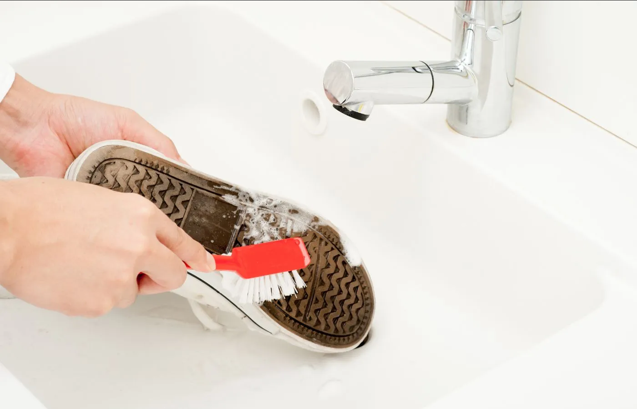 ¿Cómo limpiar la suela de los zapatos? Haz esta mezcla casera