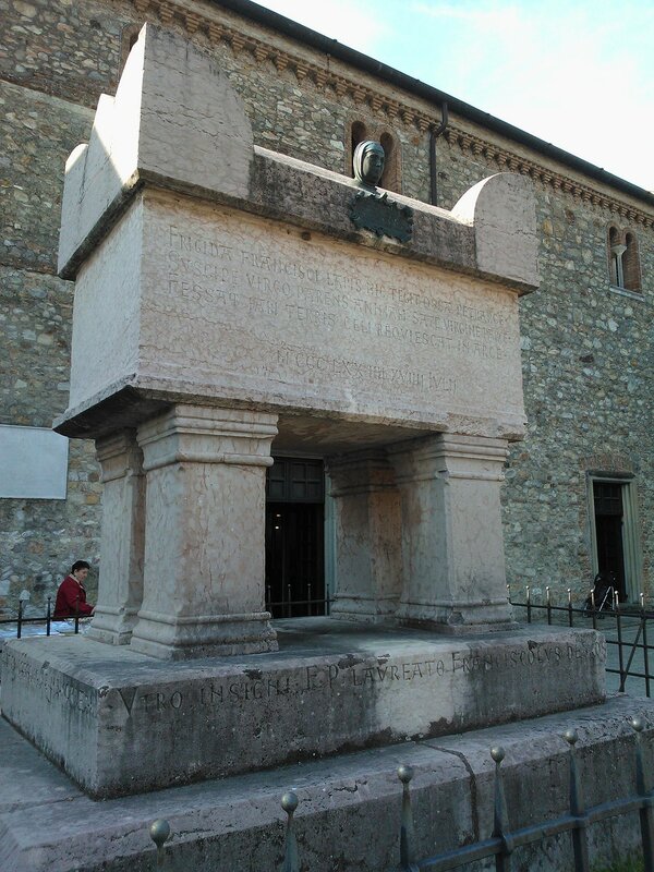 Tomba-Petrarca
