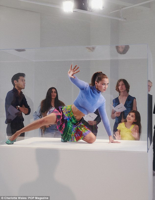 4F55DD0200000578-6092289-Working_the_crowd_Flashing_her_toned_mi