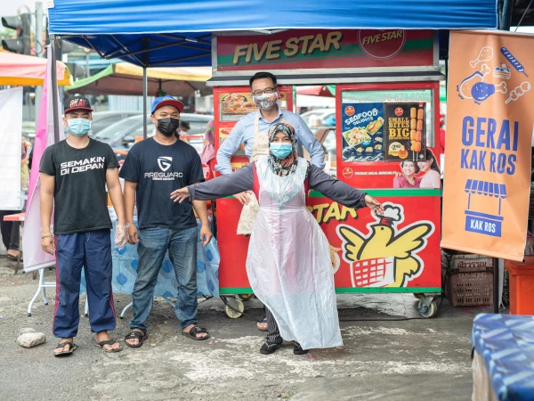 Lee membantu <a href='https://manado.tribunnews.com/tag/puan-ros' title='Puan Ros'>Puan Ros</a> merintis usaha sendiri