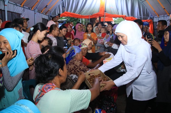 Tiba dari Mekkah, Gubernur Khofifah Sambangi Warga Terdampak Banjir dan Bagikan Kurma