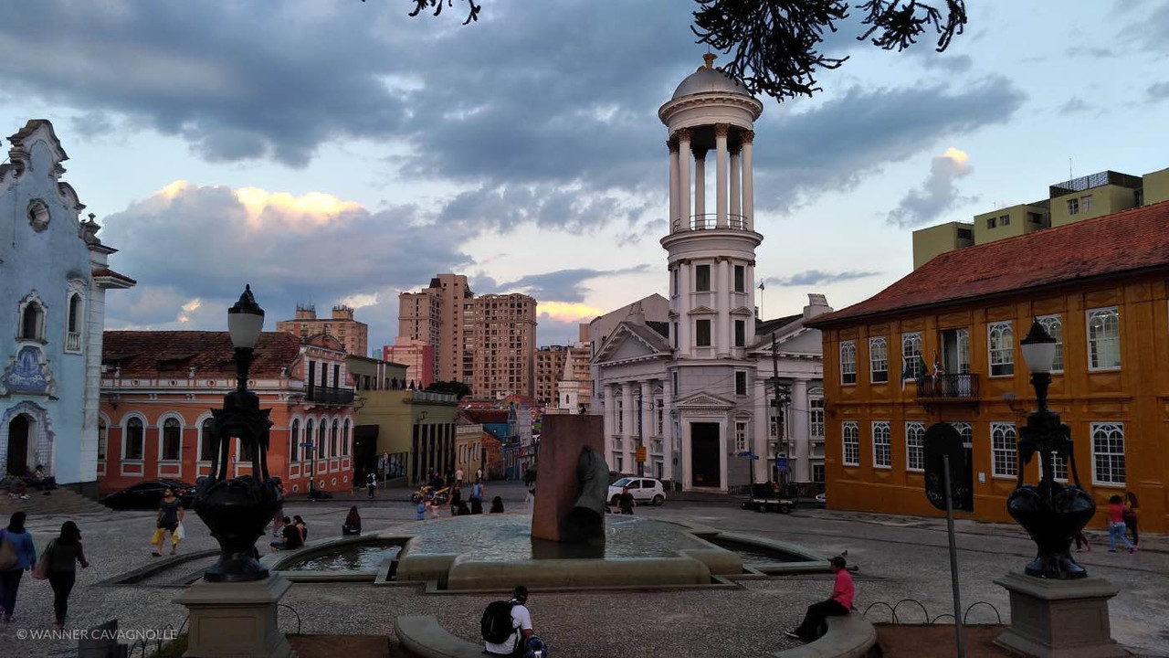 Arquitetura colonial do Largo da Ordem à noite