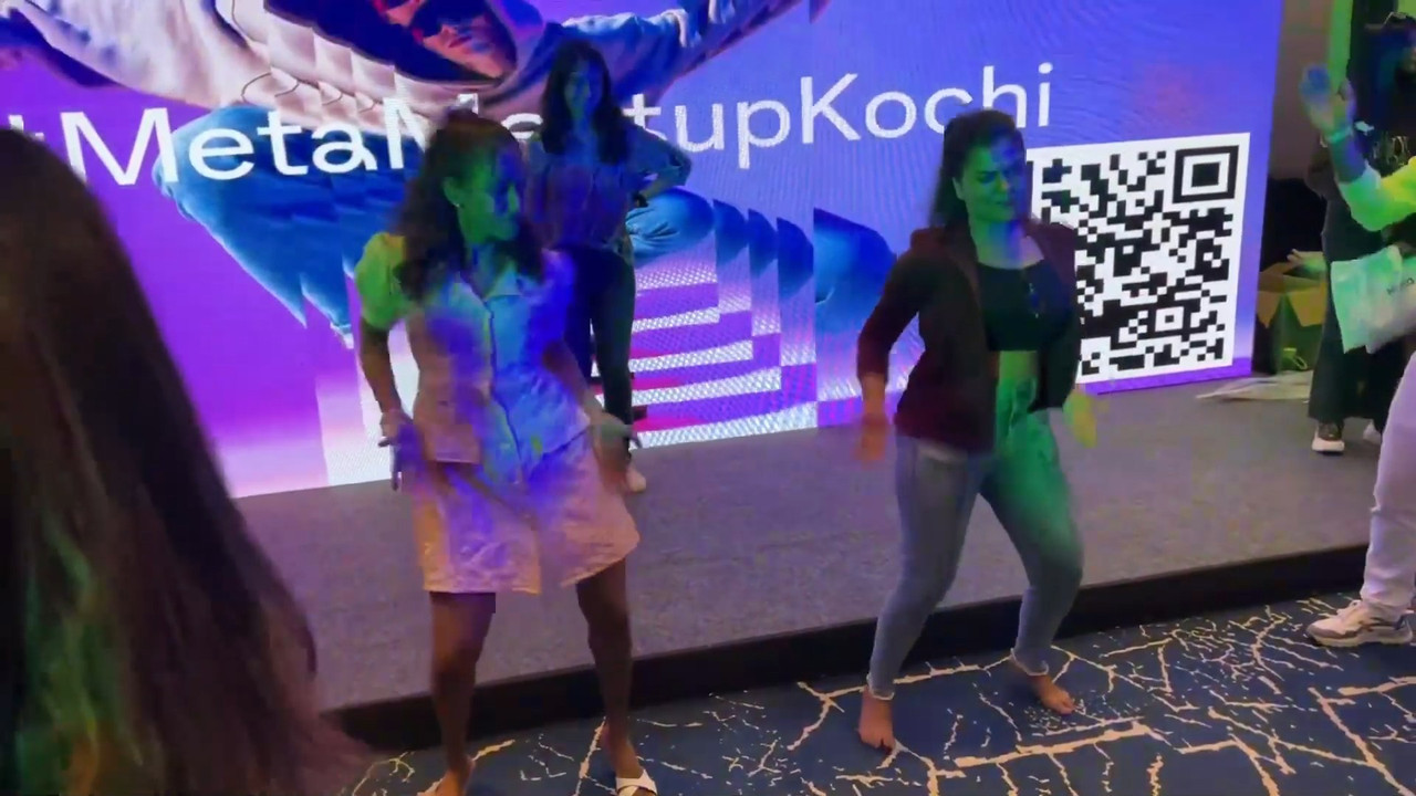 Malayali youtber jiggling boobs and navel in meta meetup.mp4_snapshot_00.44.461