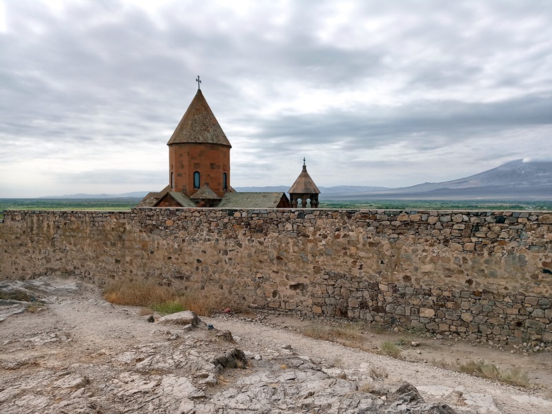 Армения - страна храмов, гор, камней и...