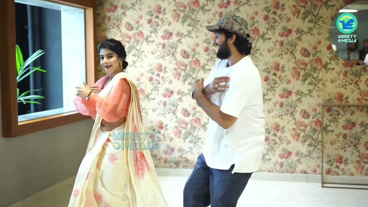 Pavithra Lakshmi Sexy Big Wide Navel in Saree from an event.mkv_snapshot_00.34.903