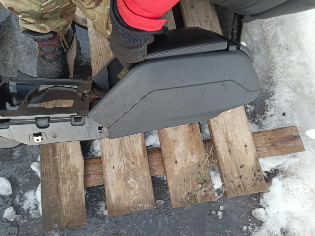 Центральная консоль с подлокотником